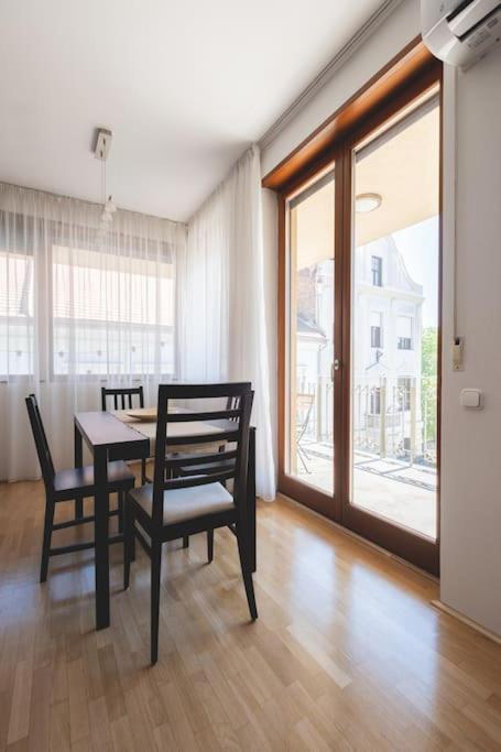 Apartamento Bright Downtown Balcony Retreat Budapest Exterior foto