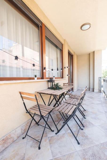 Apartamento Bright Downtown Balcony Retreat Budapest Exterior foto