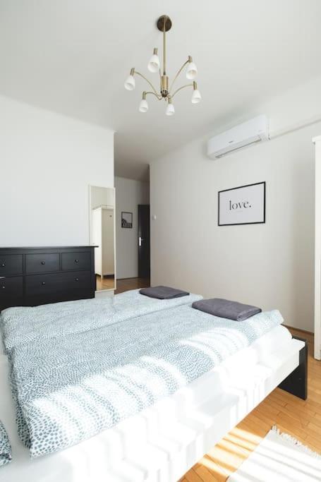 Apartamento Bright Downtown Balcony Retreat Budapest Exterior foto