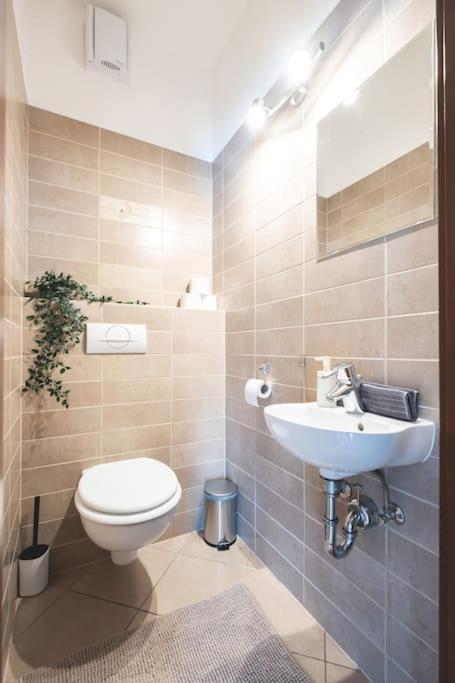 Apartamento Bright Downtown Balcony Retreat Budapest Exterior foto