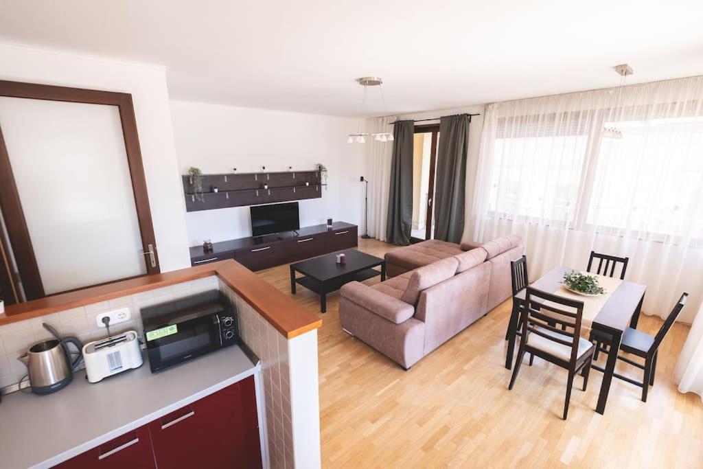 Apartamento Bright Downtown Balcony Retreat Budapest Exterior foto