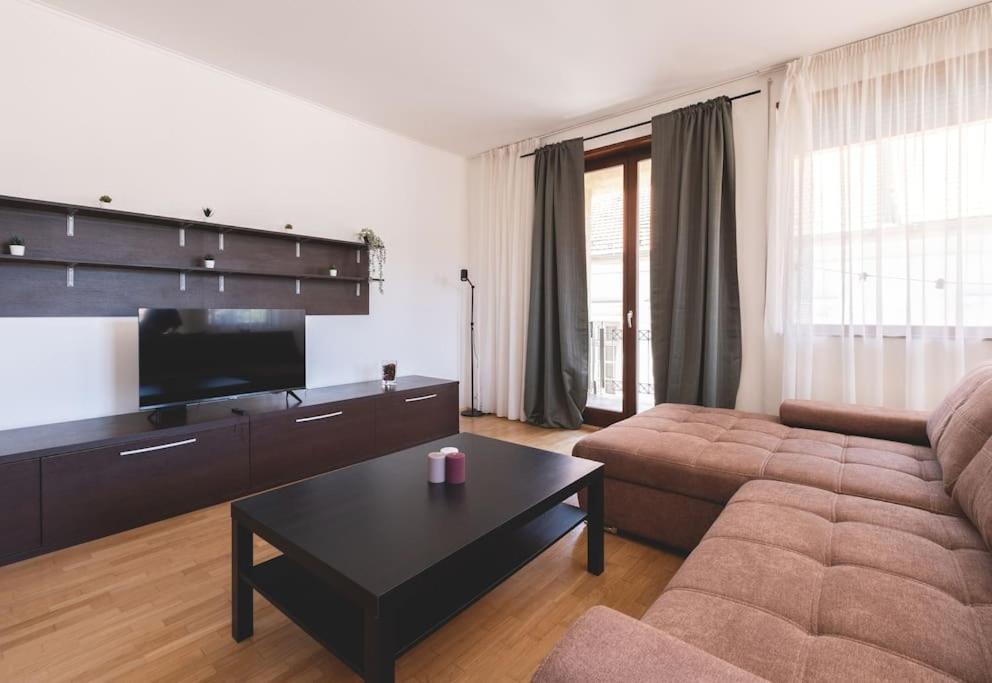 Apartamento Bright Downtown Balcony Retreat Budapest Exterior foto