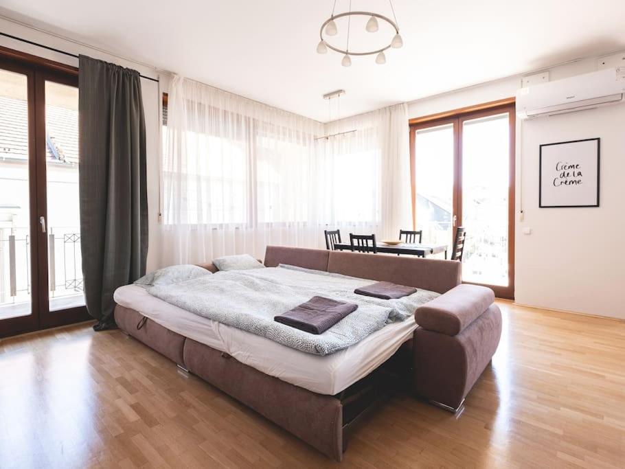 Apartamento Bright Downtown Balcony Retreat Budapest Exterior foto
